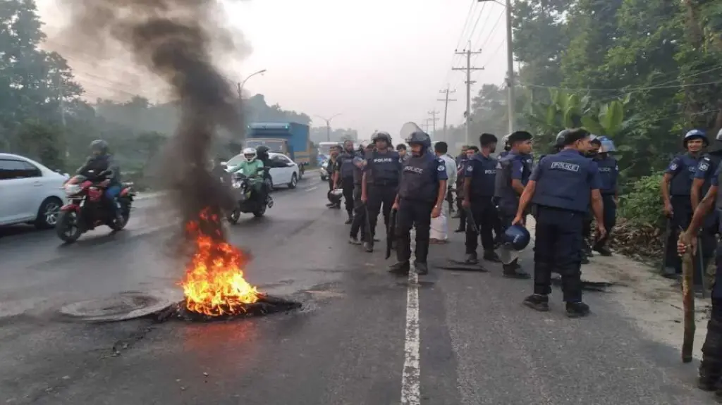 RMG workers-police clash in Savar, Gazipur