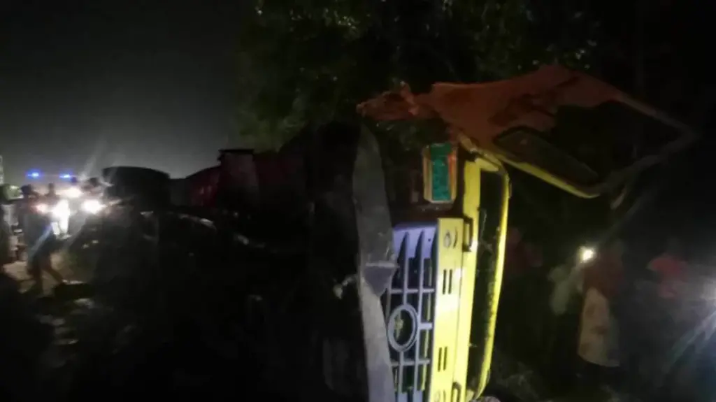 Bus-truck collision kills 4 in Madaripur expressway